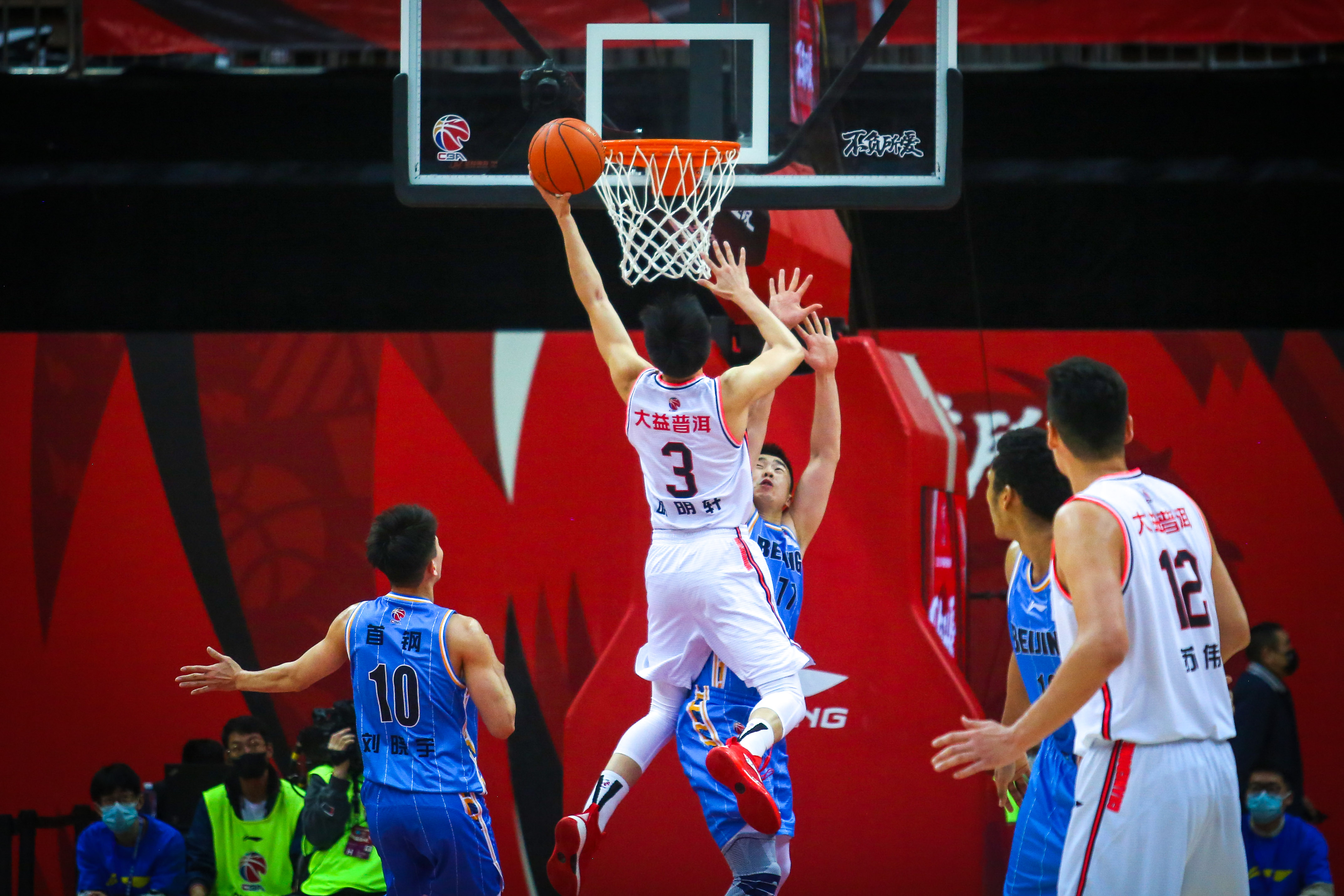 山东男篮冲刺阶段豪取连胜，志在社区盾名次提升，球迷炸锅，轮换策略成焦点的简单介绍